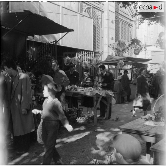 La foule sur le marché de Maison Carrée.