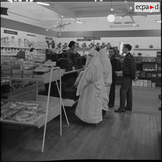 Femmes voilées dans un supermarché d'Alger.