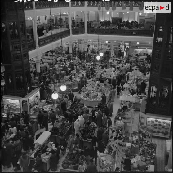 La foule aux Galeries de France à Alger.