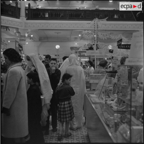 La foule aux Galeries de France à Alger.