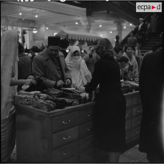 Le rayon gants des Galeries de France à Alger.