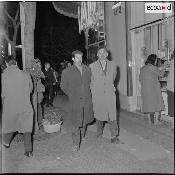 Deux hommes devant le Milk bar à Alger.