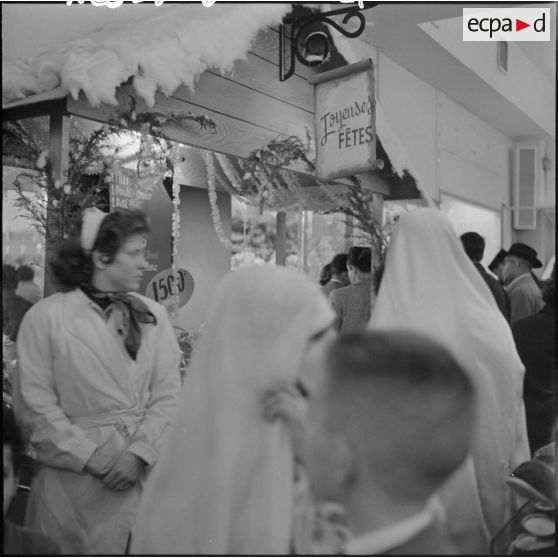 Femmes au Monoprix de la rue d'Isly à Alger.