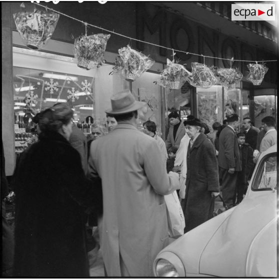 La foule dans une rue d'Alger le 1er janvier 1958.