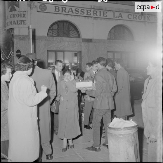 Hommes et femmes dans une rue d'Alger le 1er janvier 1958.