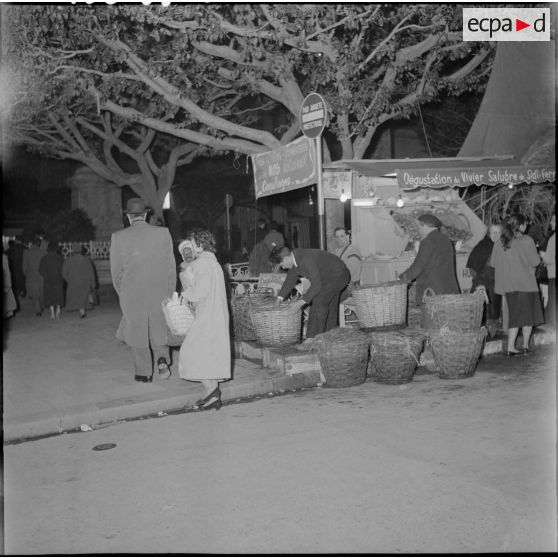 Un marchand d'huîtres dans une rue d'Alger le 1er janvier 1958.