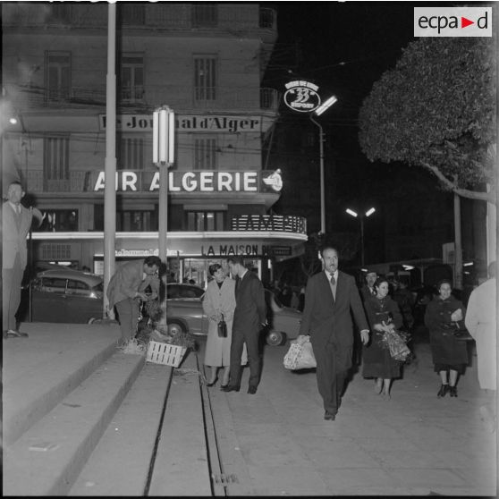 Des passants dans une rue d'Alger le jour de l'an 1958.