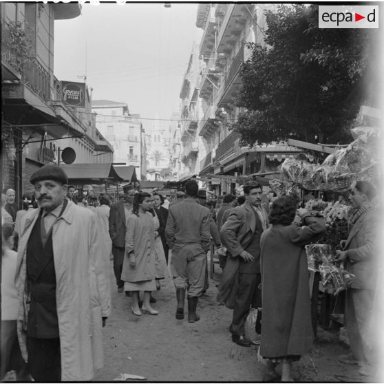 La foule dans une rue de Bab El Oued le 1er janvier 1958.