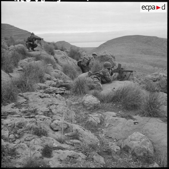 Un groupe de militaires dans le djebel Tarf sur le lieu d'un d’accrochage.