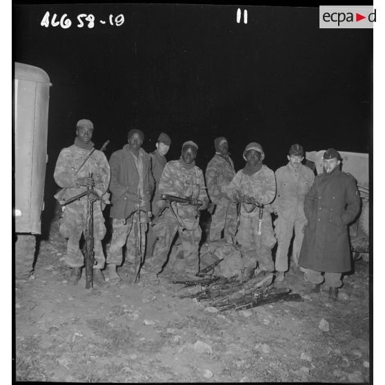 Soldats posant devant les armes récupérées aux fellaghas lors d’une opération héliportée sur le djebel Tarf.