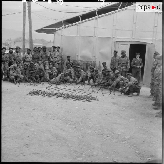 Présentation des armes récupérées lors d’une opération héliportée sur le djebel Tarf.