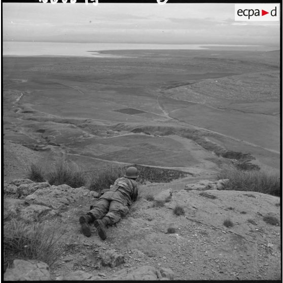 Un soldat qui surveille le djebel Tarf.