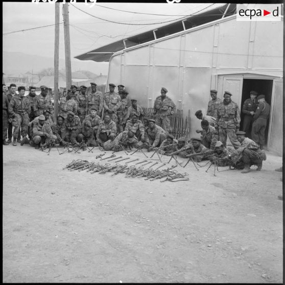 Présentation des armes récupérées lors d’une opération héliportée sur le djebel Tarf.