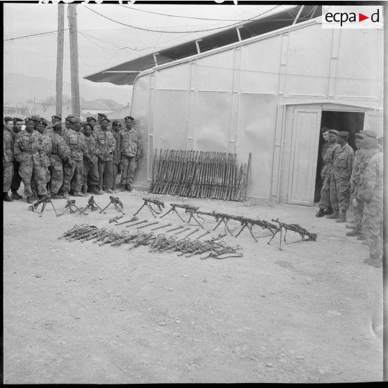 Présentation des armes récupérées lors d’une opération héliportée sur le djebel Tarf.