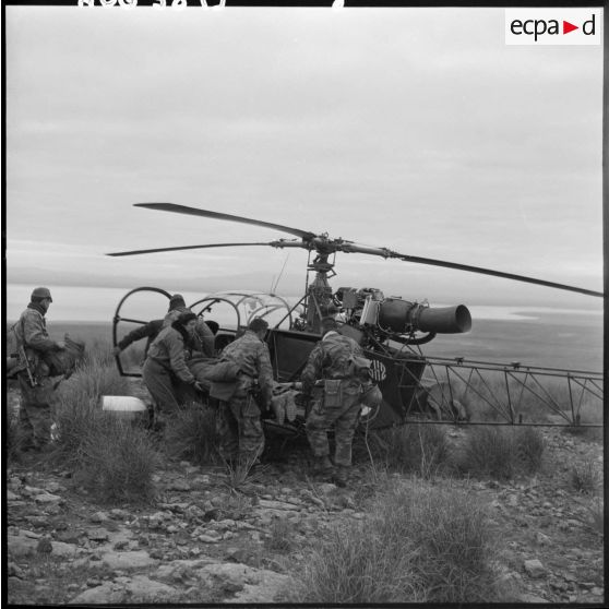 L'alouette du GH 2 (groupe d'hélicoptères n°2) emmène un blessé.