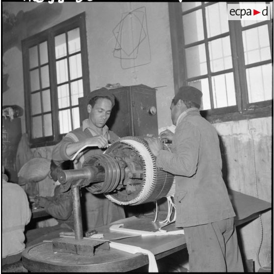 Atelier de bobinage dans l’usine de bobinage des mines de Kenadsa.