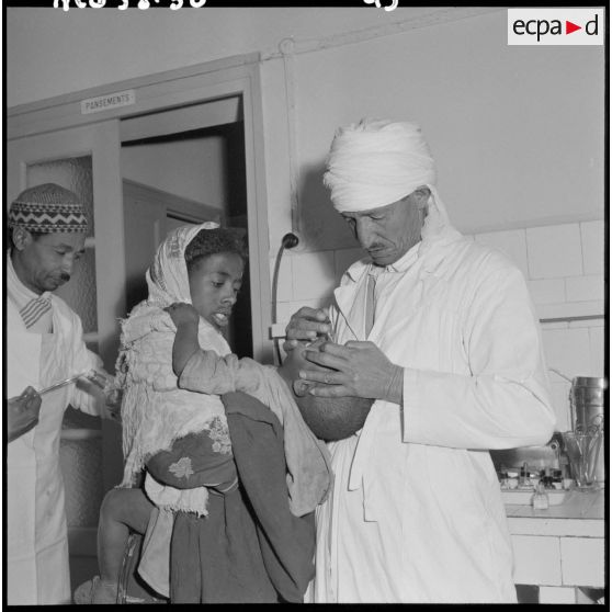 Le médecin des houillères examine un enfant.