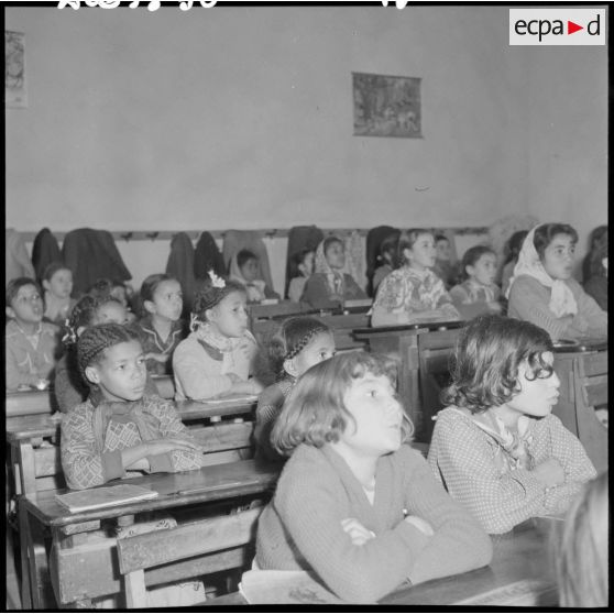 Ecolières en classe.