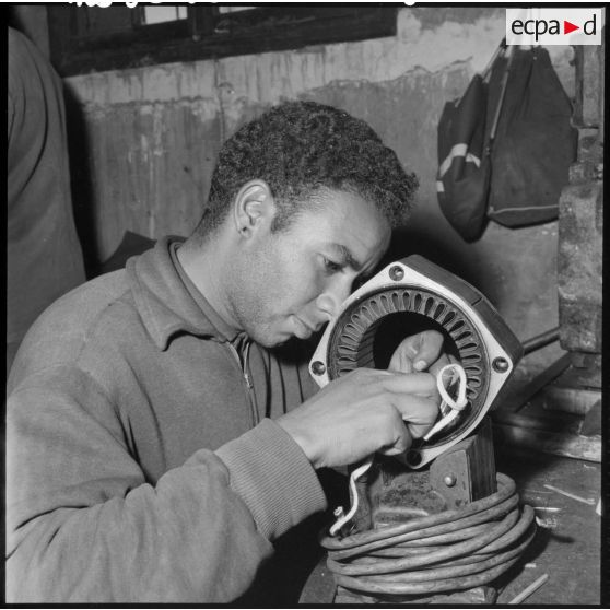 Atelier de bobinage dans l’usine de bobinage des mines de Kenadsa.