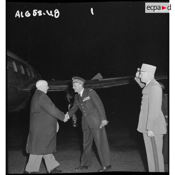 Arrivée de nuit de Louis Christiaens, secrétaire d’État aux forces armées de l'Air, sur la base aérienne de Colomb-Béchar.