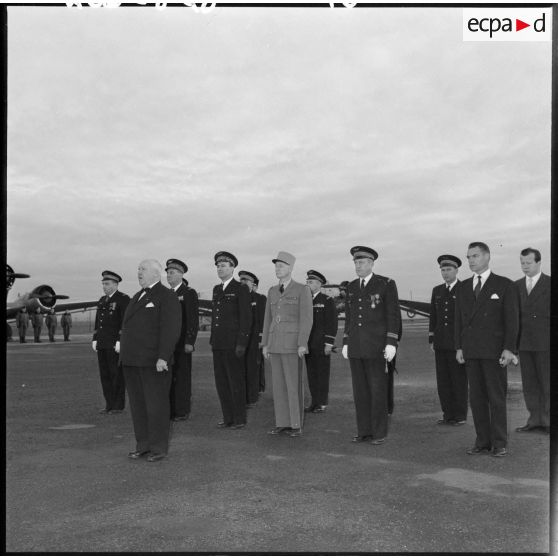 Remise de la médaille de l’aéronautique par Louis Christiaens, secrétaire d’État aux forces armées de l'Air, sur la base aérienne de Colomb-Béchar.