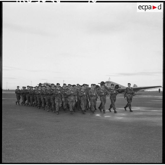 Les commandos de l’Air défilent sur la base aérienne de Colomb-Béchar.