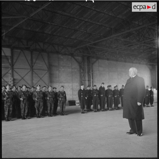 Discours de Louis Christiaens, secrétaire d’État aux forces armées de l'Air, sur la base aérienne de Colomb-Béchar.