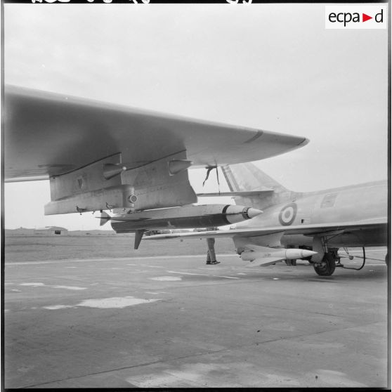 Avions à réaction avec fusées téléguidées sur la base aérienne de Colomb-Béchar.