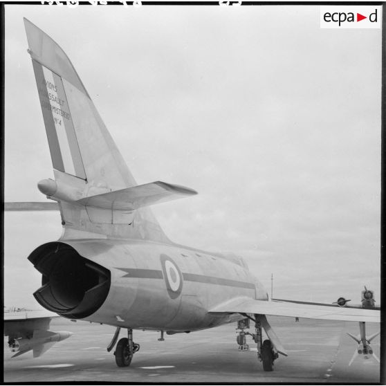 Avion à réaction avec fusée téléguidée sur la base aérienne de Colomb-Béchar.