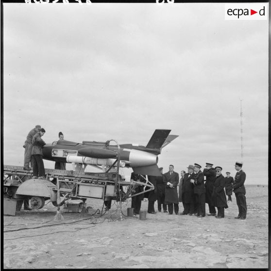 Louis Christiaens, secrétaire d’État aux forces armées de l'Air, inspecte les fusées téléguidées de la base aérienne de Colomb-Béchar.