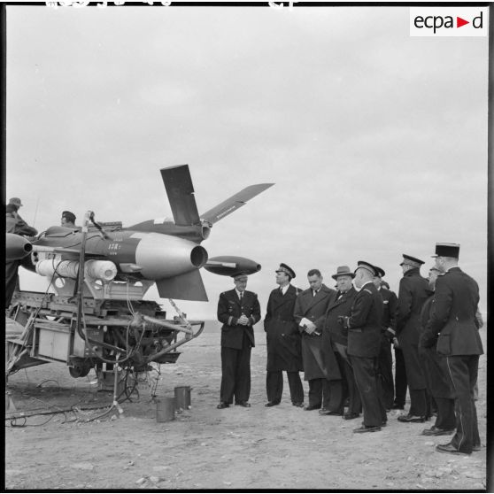 Louis Christiaens, secrétaire d’État aux forces armées de l'Air, inspecte les fusées téléguidées de la base aérienne de Colomb-Béchar.