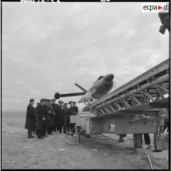 Louis Christiaens, secrétaire d’État aux forces armées de l'Air, inspecte les fusées téléguidées de la base aérienne de Colomb-Béchar.