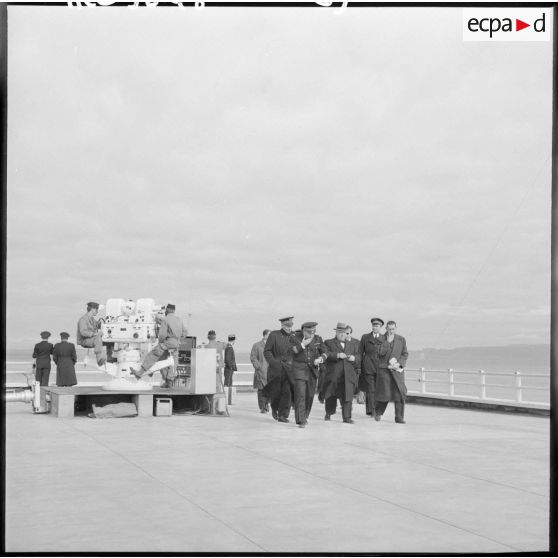 Louis Christiaens, secrétaire d’État aux forces armées de l'Air, inspecte les fusées téléguidées de la base aérienne de Colomb-Béchar.