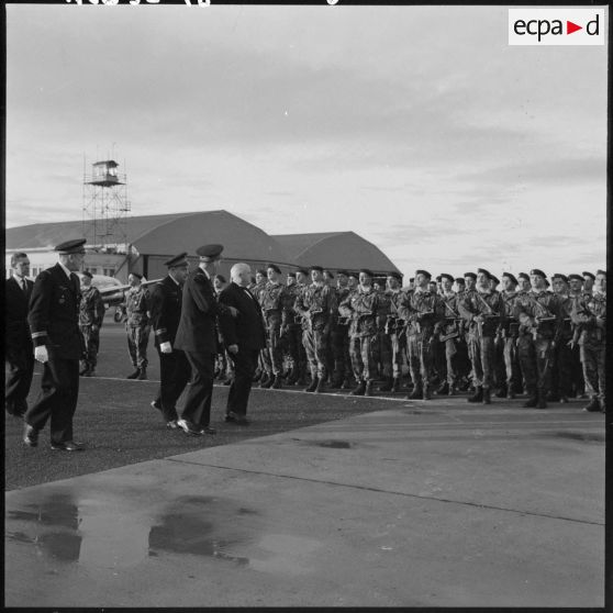 Visite du secrétaire d'Etat aux forces armée Air Christiaens, sur la base aérienne de Colomb-béchar.