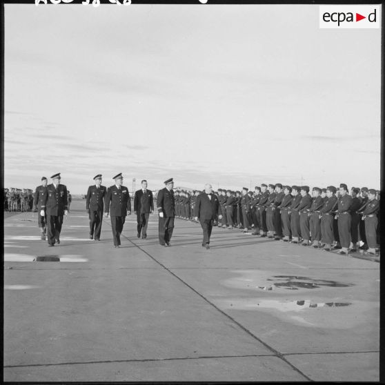 Le secrétaire d'Etat aux forces armées de l'Air Christiaens, passe en revue les troupes de l'armée de l'Air sur la base aérienne de Colomb-Béchar.