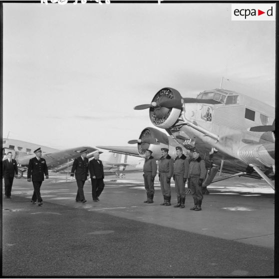 Le secrétaire d'Etat aux forces armées de l'Air Christiaens, passe en revue un équipe de JU-52 sur la base aérienne de Colomb-Béchar.