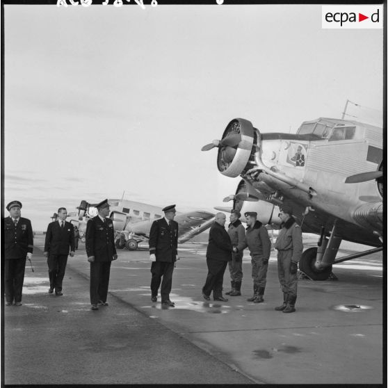 Le secrétaire d'Etat aux forces armées de l'Air Christiaens, passe en revue un équipe de JU-52 sur la base aérienne de Colomb-Béchar.