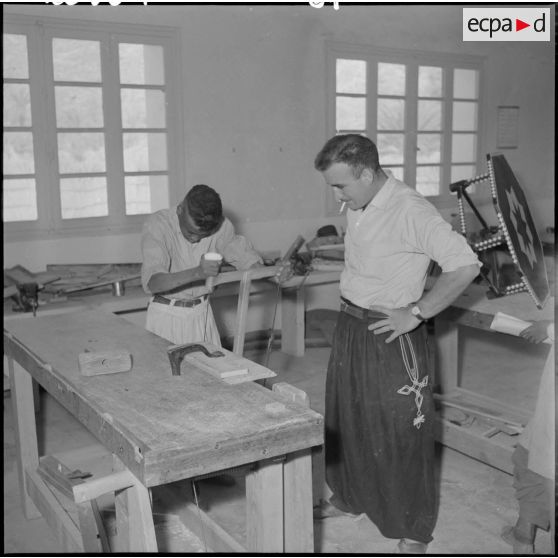 Atelier de travail du bois dans l'école de Djanet.