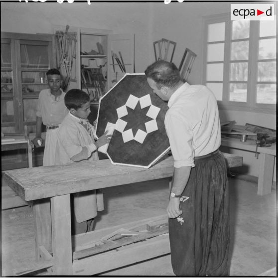 Atelier de travail du bois dans l'école de Djanet.