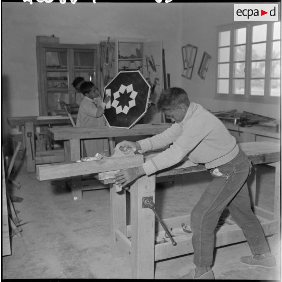 Atelier de travail du bois dans l'école de Djanet.