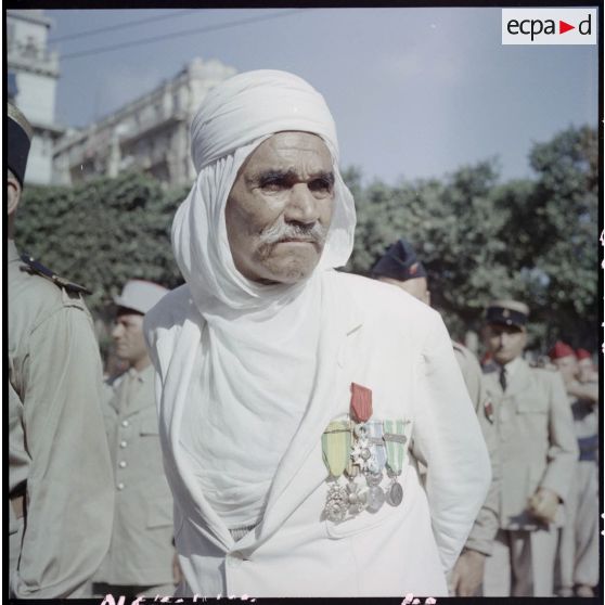 Portrait d'un ancien combattant musulman portant ses décorations. [Titre d'origine]