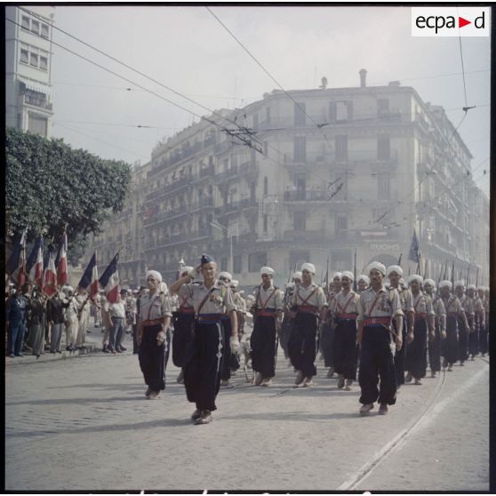 Défilé de troupe dans Alger. [Titre d'origine]