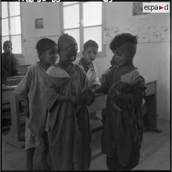 Petits écoliers de l’école de Tindouf en classe.