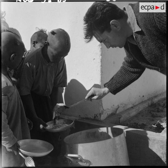 Le directeur de l’école de Tindouf, distribue la soupe à ses élèves.