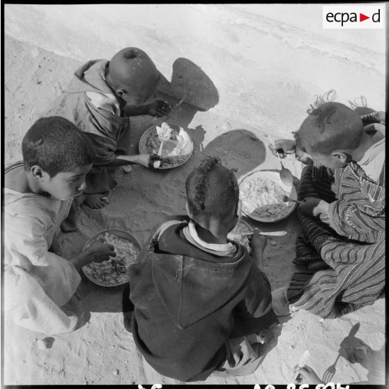 Jeunes écoliers reguibat prenant leur repas.