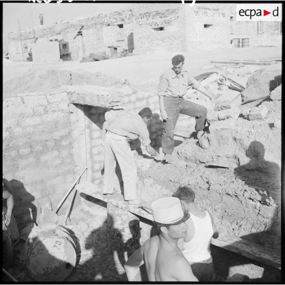 Construction du poste d’Hassi el Moussis, à la frontière marocaine, par les hommes du 3e BILA (3e bataillon d’infanterie légère d’Afrique).