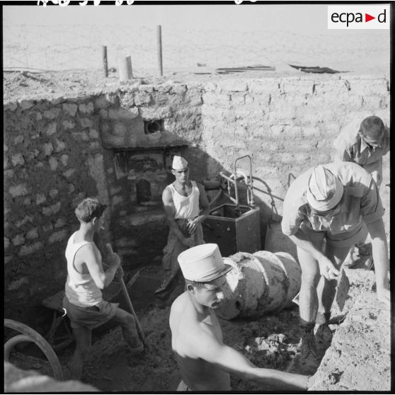 Construction du poste d’Hassi el Moussis, à la frontière marocaine, par les hommes du 3e BILA (3e bataillon d’infanterie légère d’Afrique).