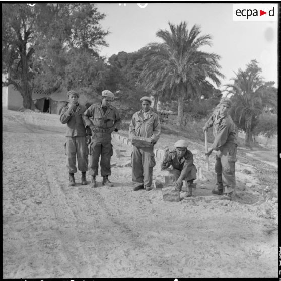 Les harkis de Bou Saada font des travaux de construction.