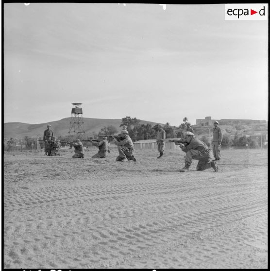 Un groupe d’hommes s’entraîne à tirer au fusil sur le champ de tir de Bou-Saâda.