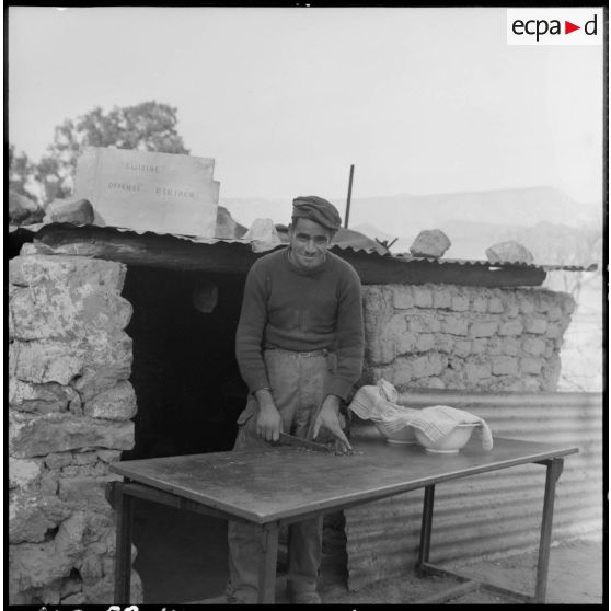 Un homme prépare le repas de la harka de Bou-Saâda.